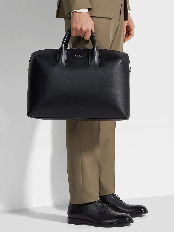 Bolso de mano de cuero negro