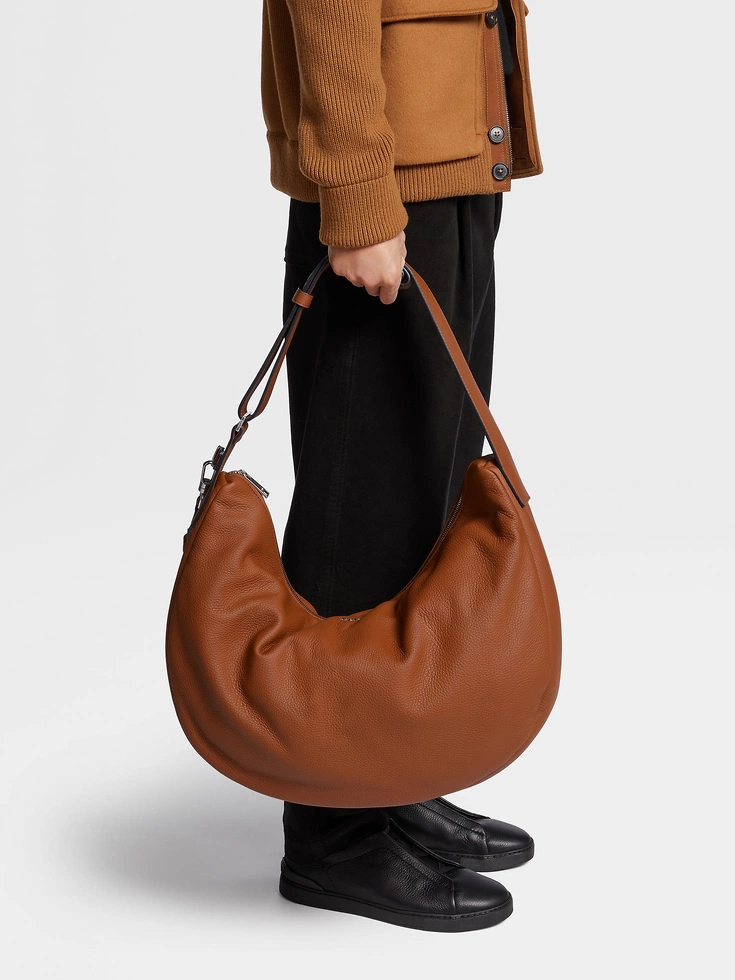 Bolso hobo de piel de ciervo con follaje