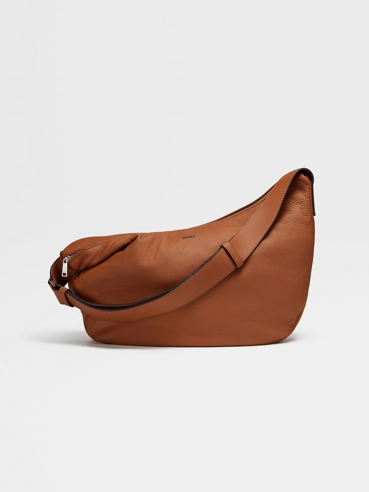 Bolso hobo de piel de ciervo con follaje