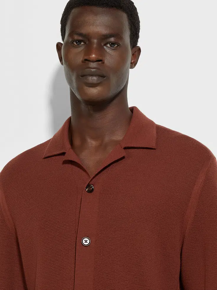 Camisa de lana color rojo ladrillo