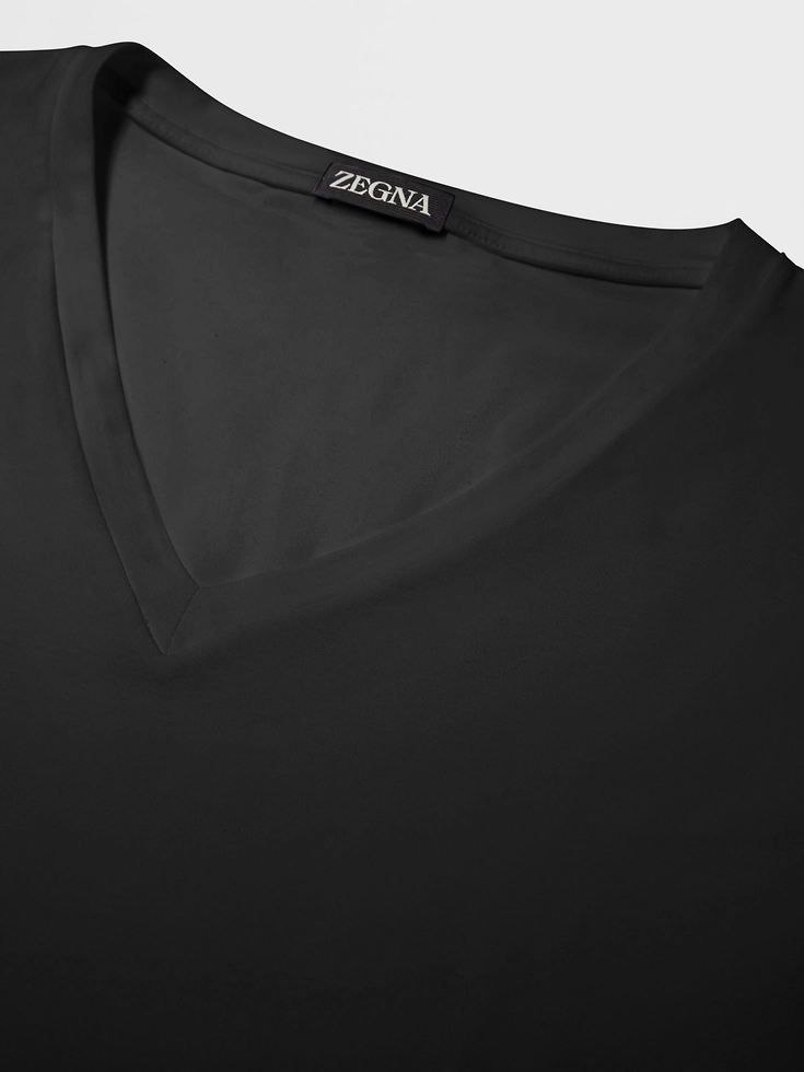 Camiseta negra de algodón con cuello en V