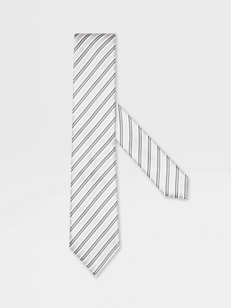 Corbata de seda gris claro