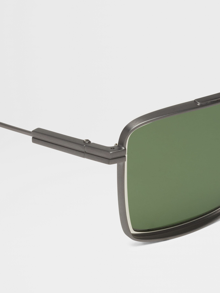 Gafas de sol de metal satinado en tono gunmetal