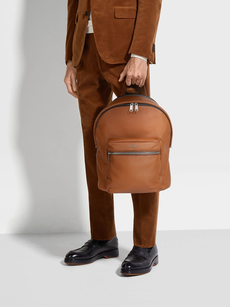 Mochila con capucha de piel de ciervo con follaje