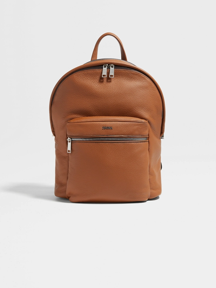 Mochila con capucha de piel de ciervo con follaje