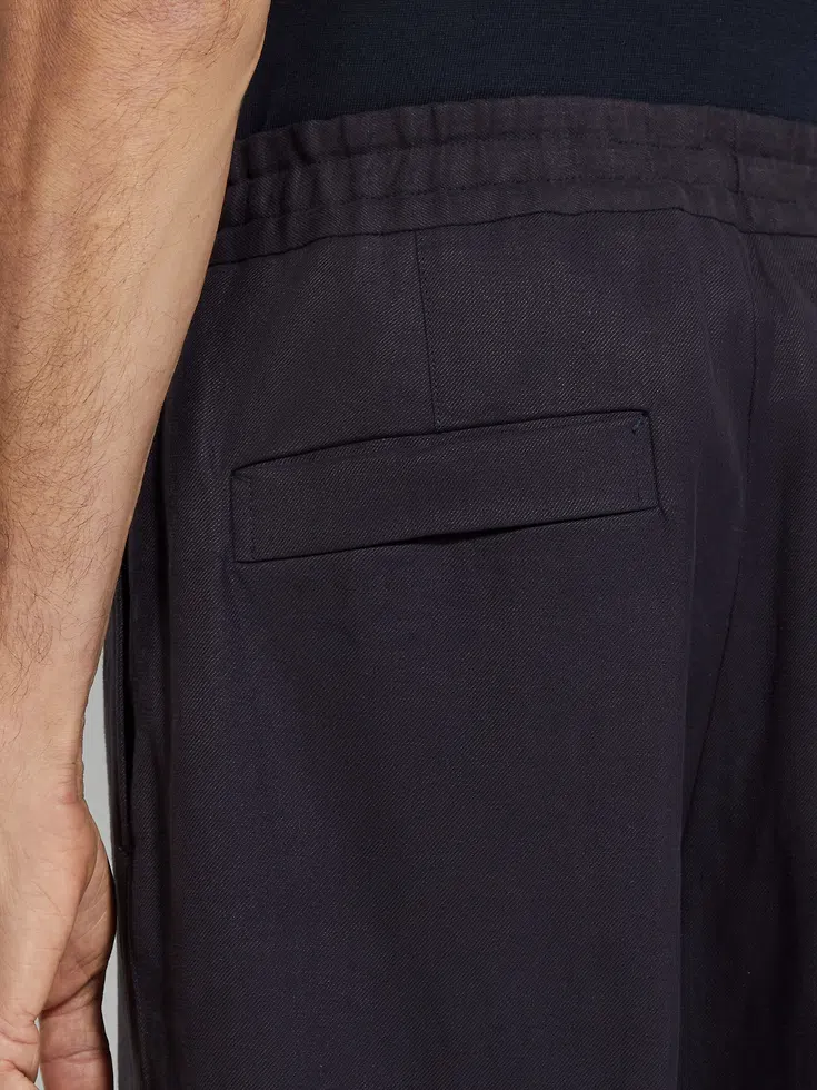 Pantalones azul marino Oasi Lino con flores azules
