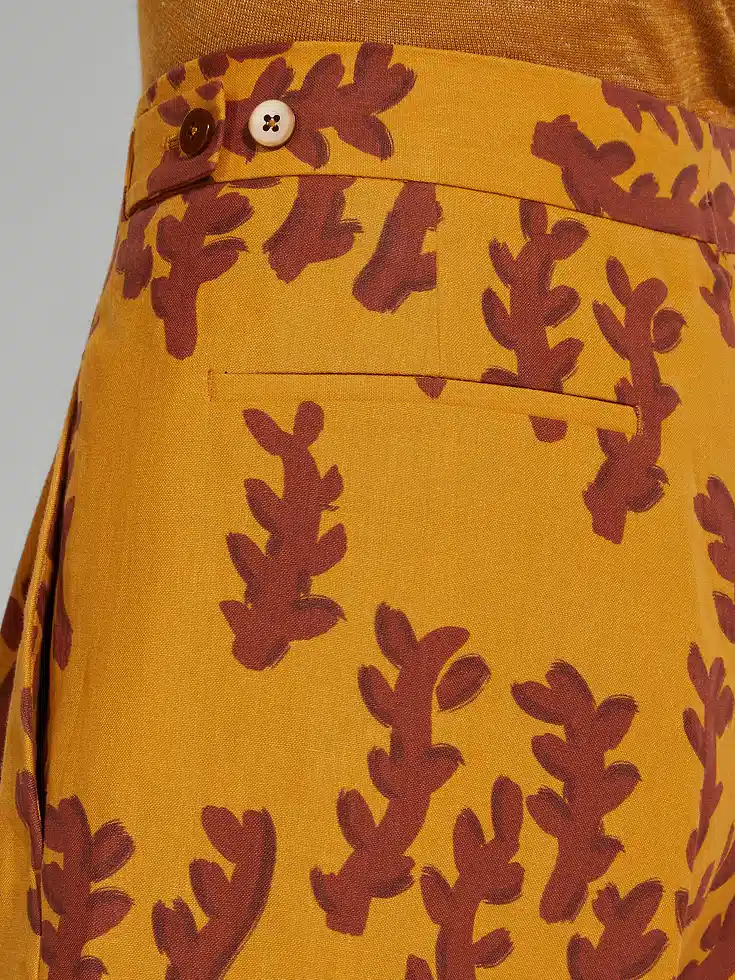 Pantalones cortos de lino Oasi en color ocre y rojo ladrillo