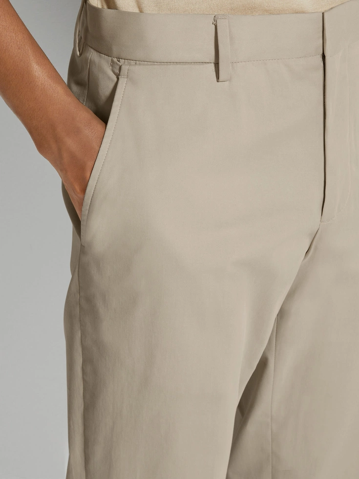 Pantalones de algodón elástico en color blanco roto