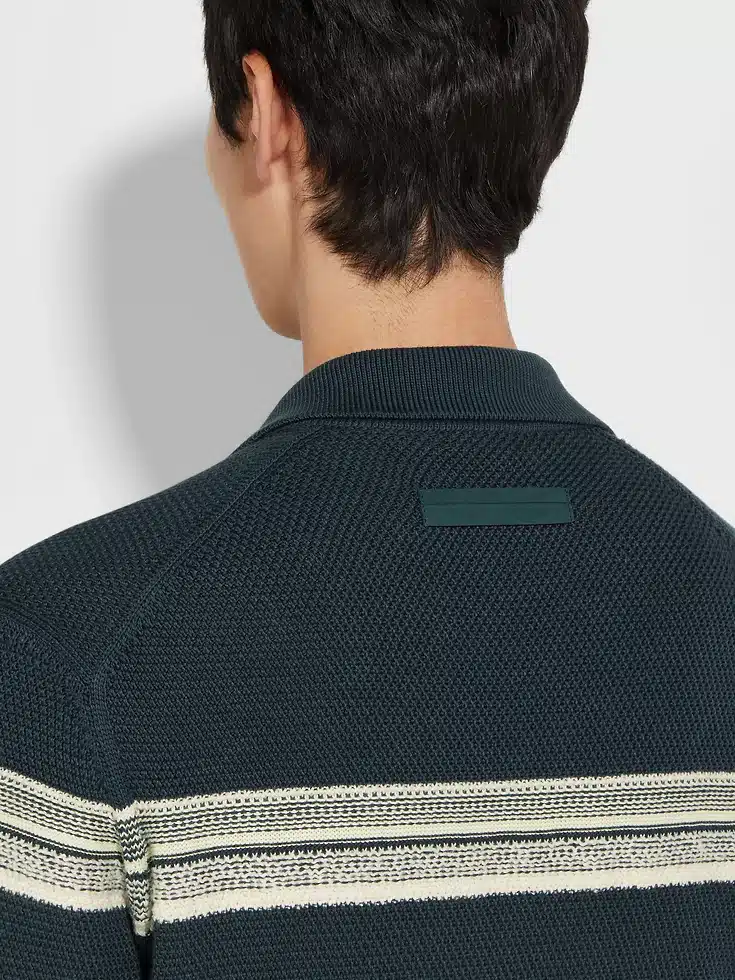 Polo de algodón y seda en azul verdoso oscuro, amarillo claro y blanco