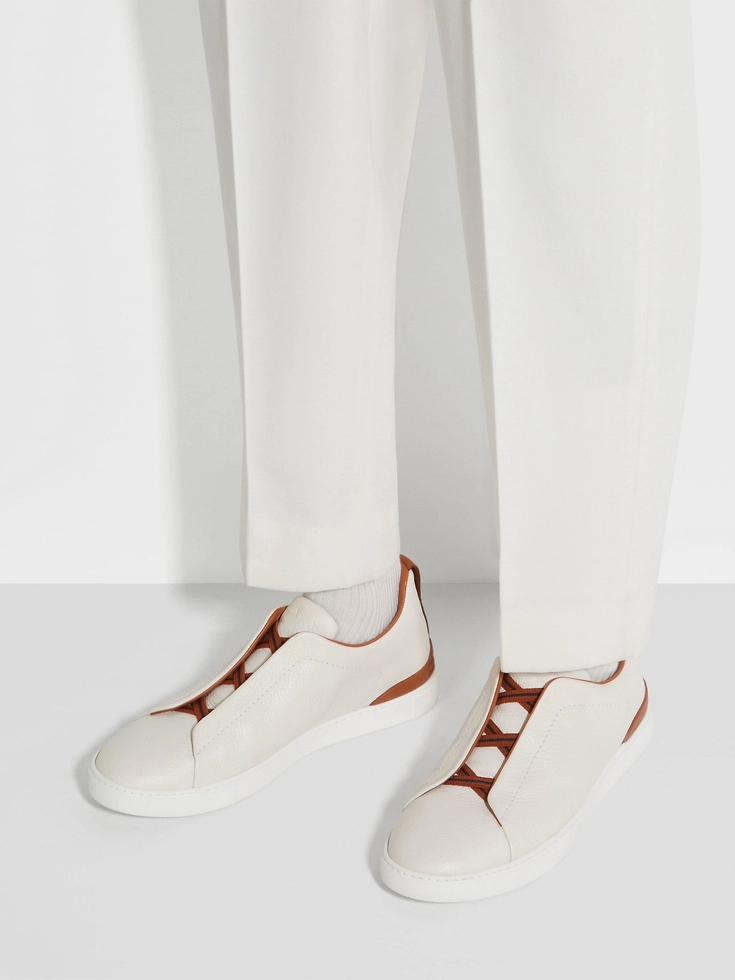Zapatillas blancas de piel de ciervo con triple puntada™